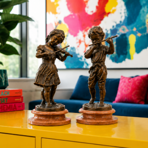 Paire de sculptures en bronze « Enfants musiciens » – Marbre rouge – 28 cm