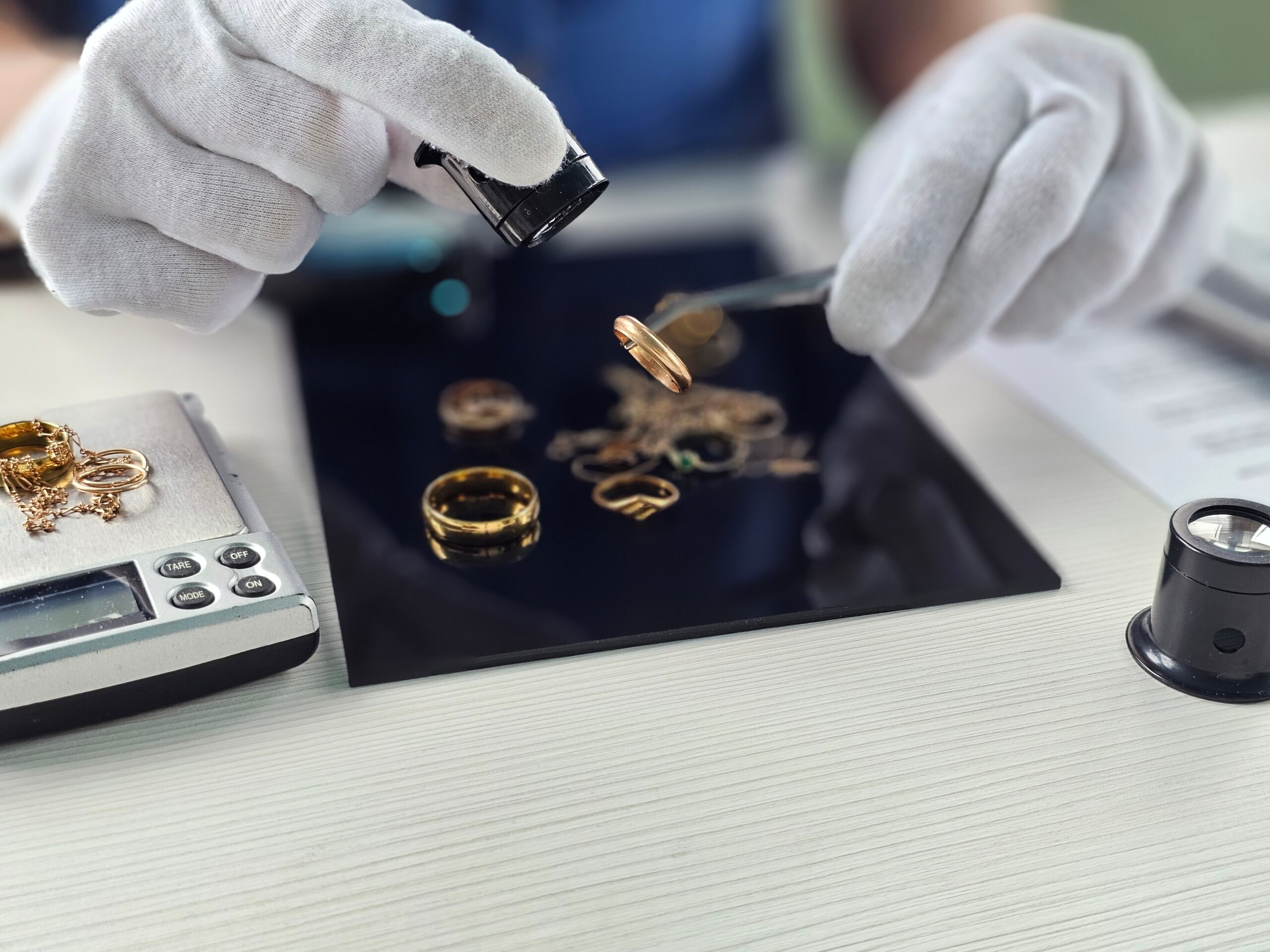 Jewelry,Appraisal,Process,Involving,Detailed,Examination,Of,Rings,And,Other