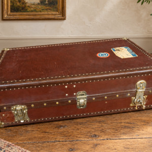 Malle de voyage ancienne marron – Ferrures métalliques et étiquettes de voyage